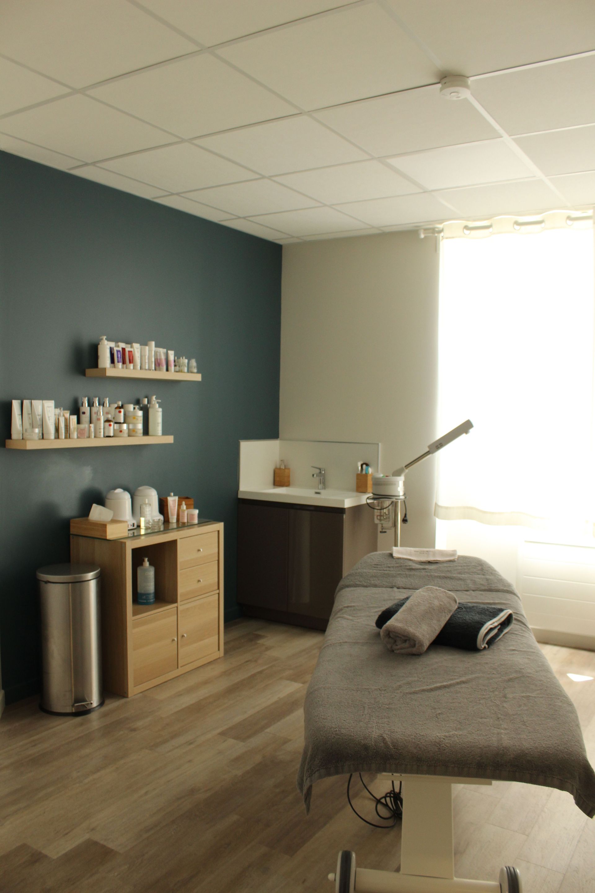 Une pièce avec une table de massage et une poubelle