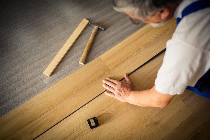 lavorazione su parquet