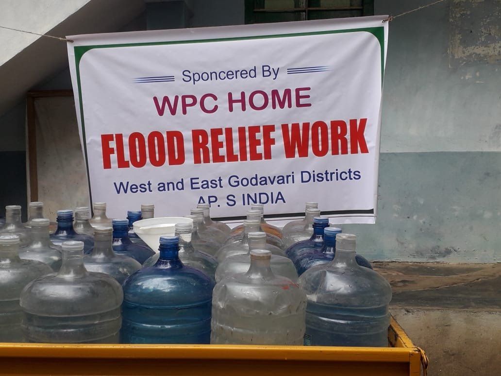 Water en voedselhulp in flood area bij het vissersdorp in India.