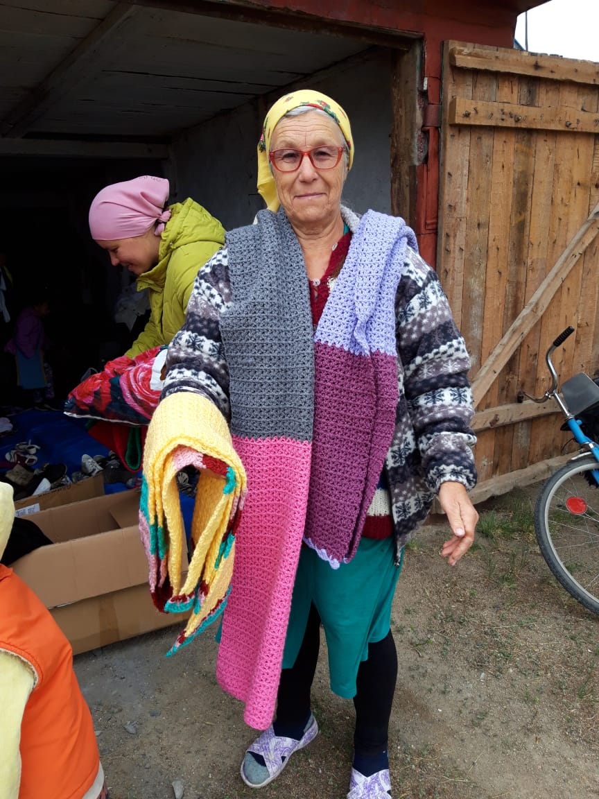 Uitdelen van winterkleding in Oekraïne.