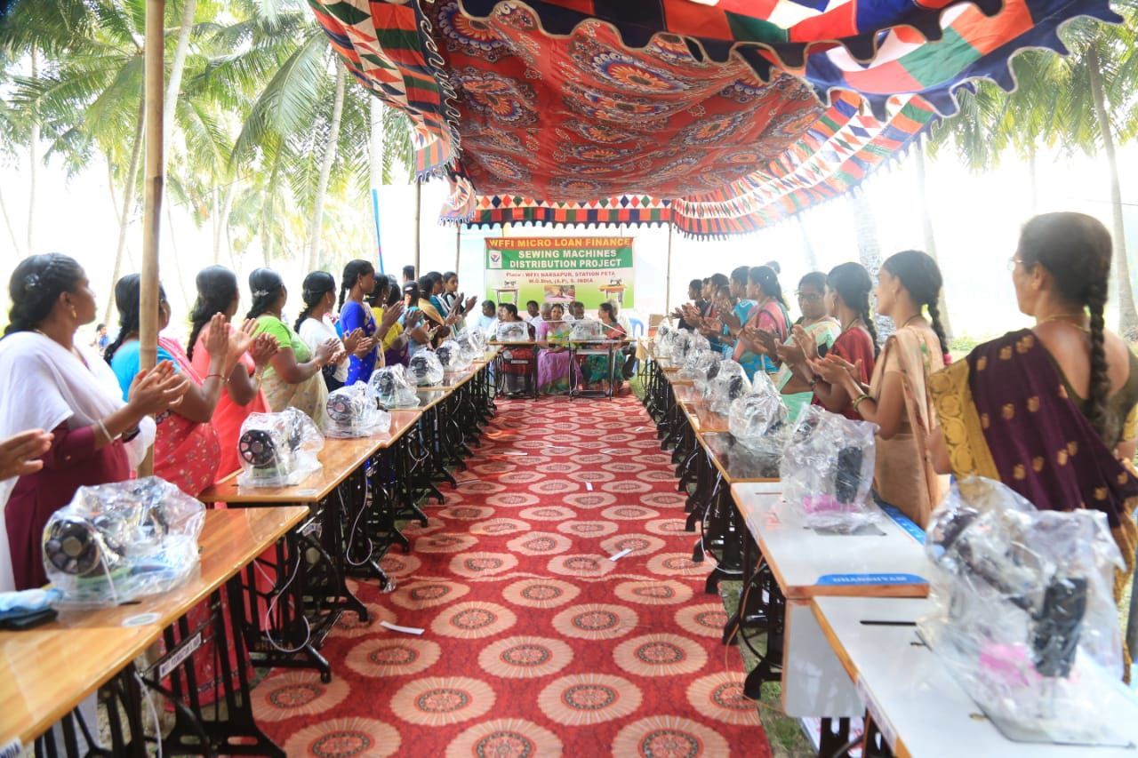 Vanuit het Micro krediet fonds krijgen de studenten een eigen naaimachine in India