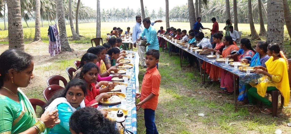 Warme maaltijden voor kansarmen in India.