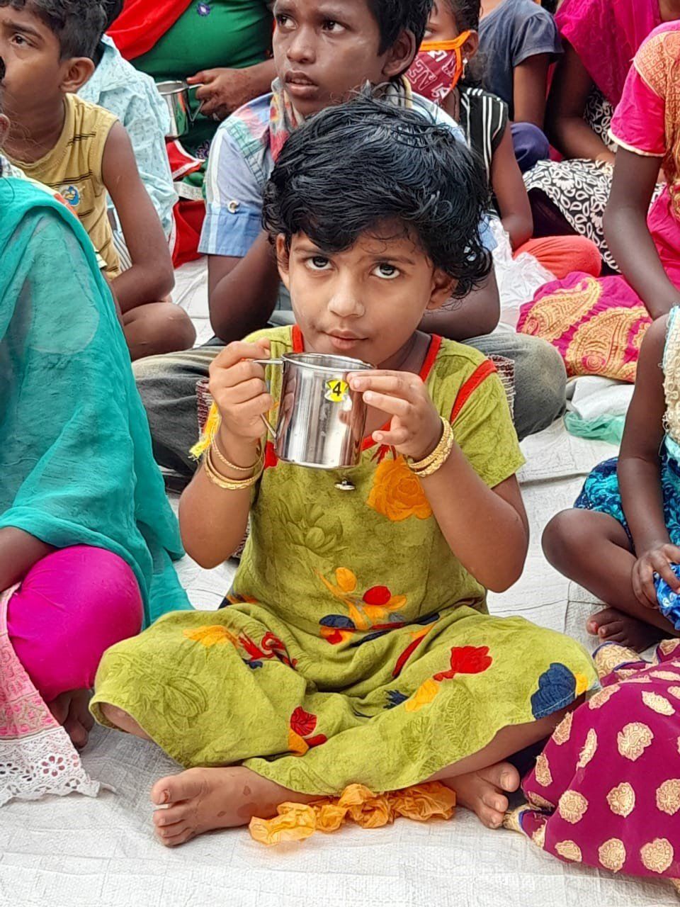 Ei Love You programma in India. Warme melk en gekookt ei.