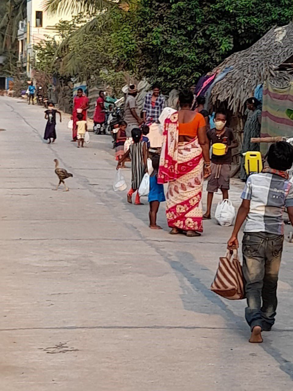 Voedselhulp Yanadi village India.