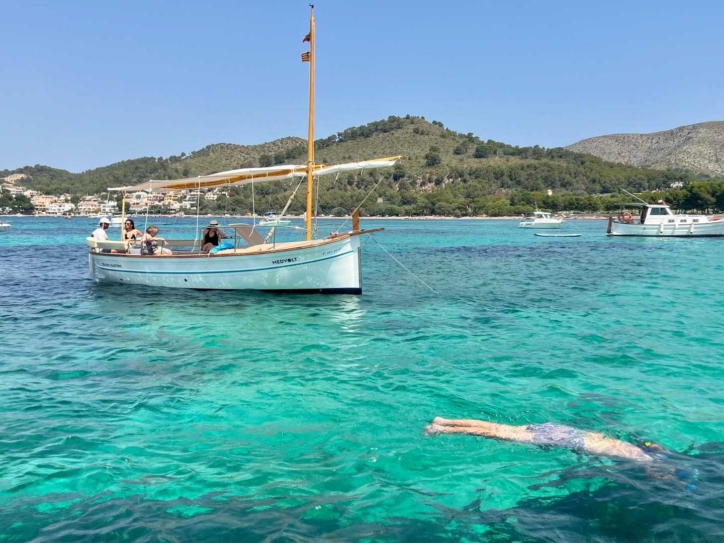 Llaut navegando en medio del mar, ideal para un tour en barco en Mallorca