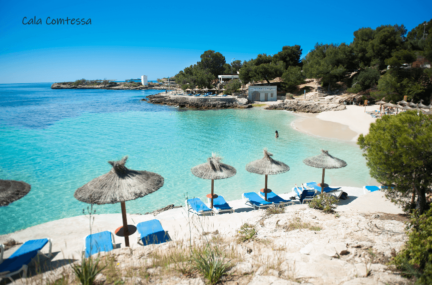 Vista de Cala Comtessa desde el mar, ideal para un tour en llaut en Mallorca