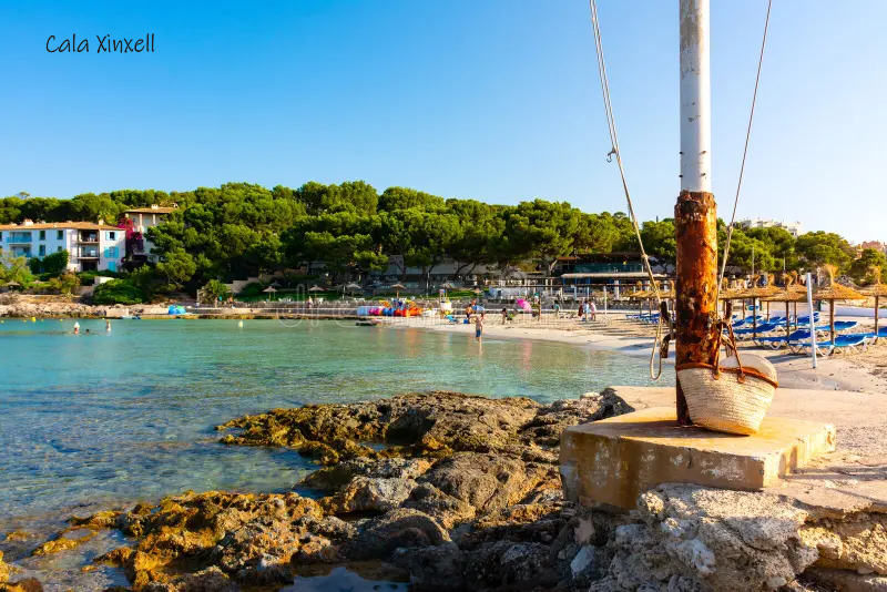 Vista de Cala Xinxell desde el mar, perfecta para un paseo en llaut en Mallorca.