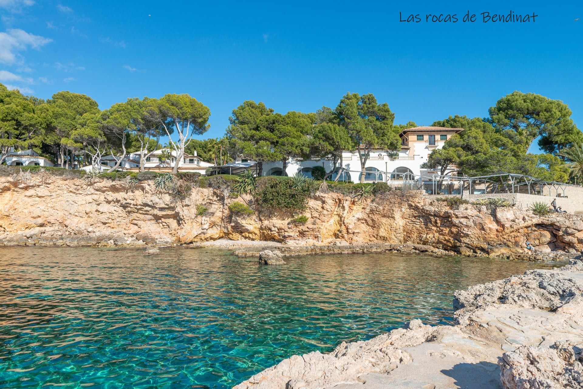 Vista de Cala y el Hotel Bendinat desde el mar, perfecta para un paseo en llaut en Mallorca.