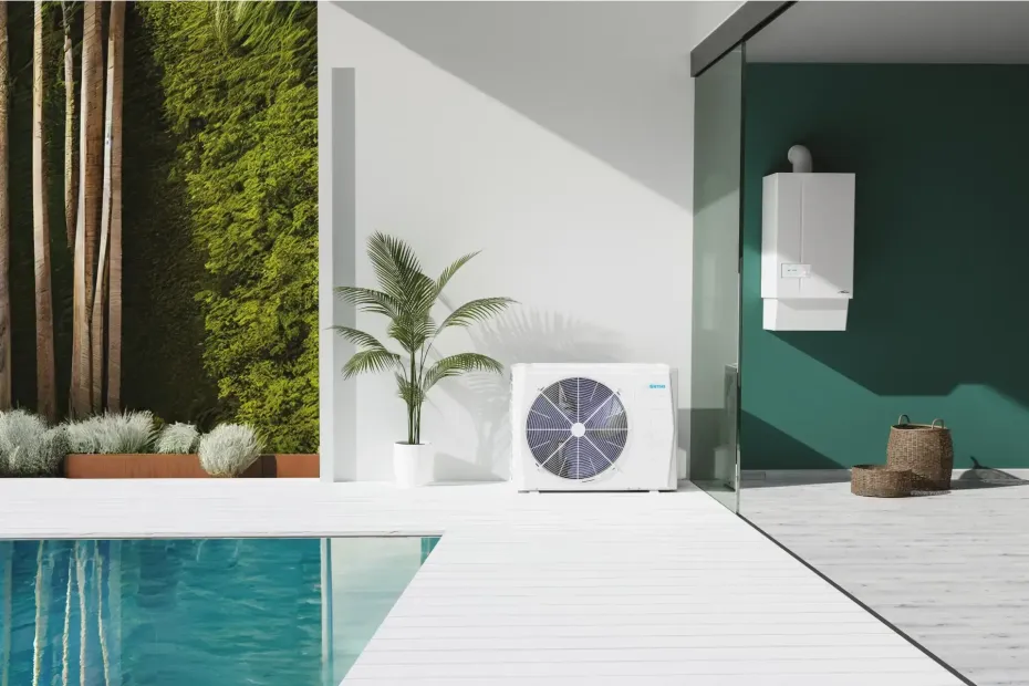 Patio moderno con piscina, pavimentazione bianca, pianta in vaso e condizionatore d'aria in una parete verde.