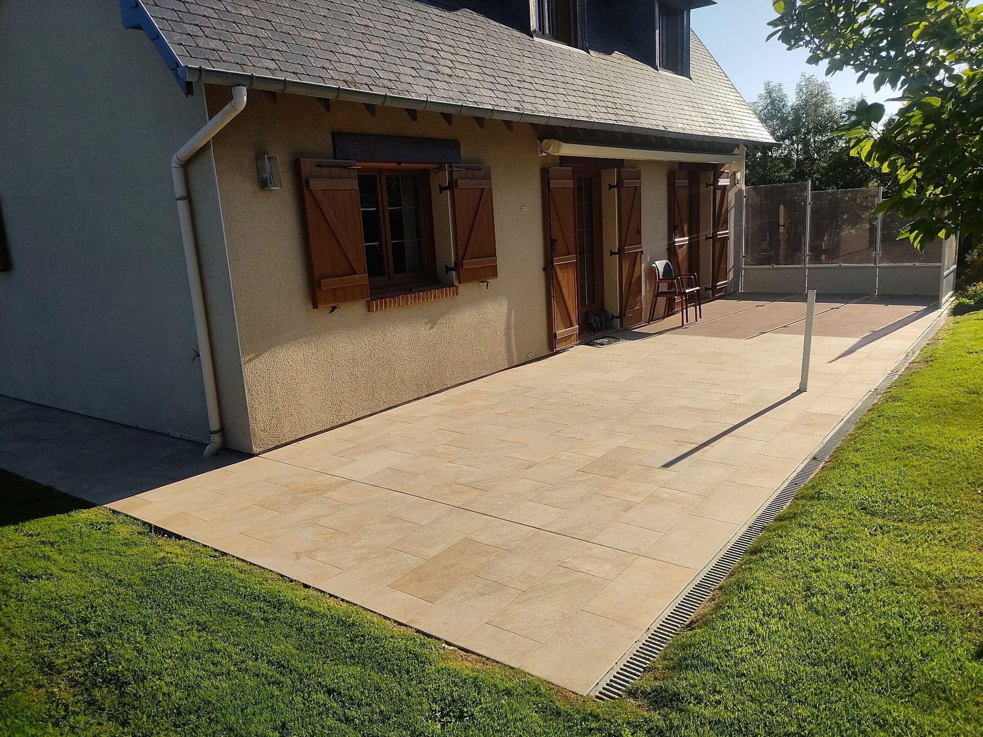Création d'une terrasse carrelée aspect pierre près de Fécamp