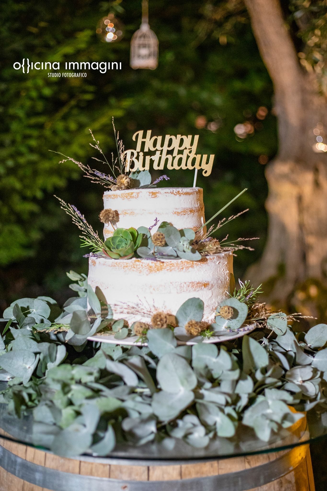 Una torta con un cartello di buon compleanno sopra