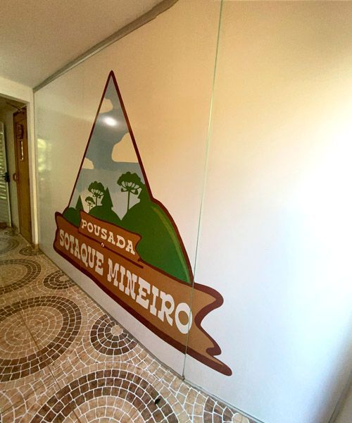 Logotipo na parede: 