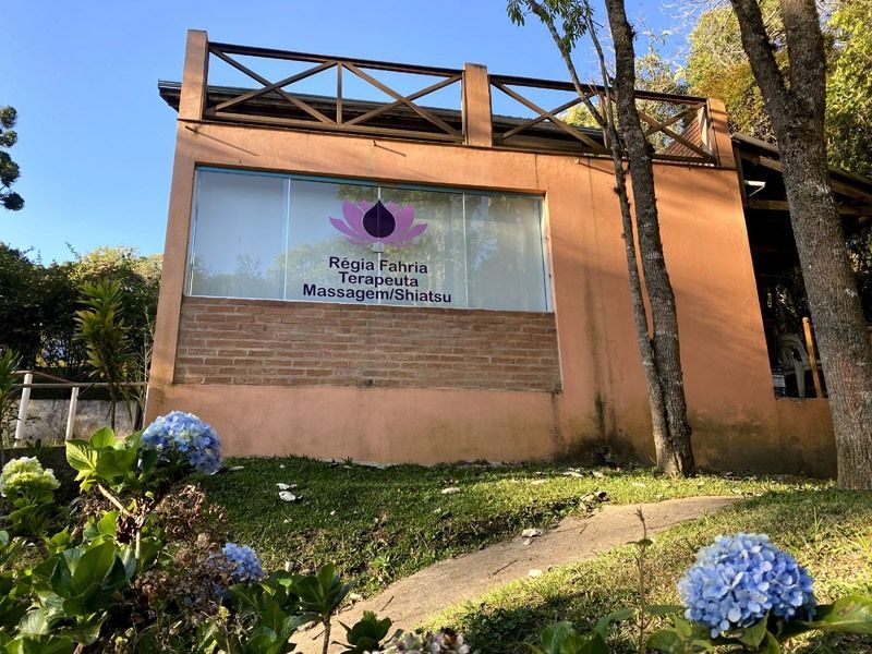 Prédio com placa indicando 