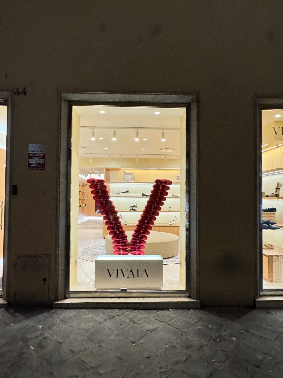 Vetrina VIVAVIA con un grande espositore a forma di 