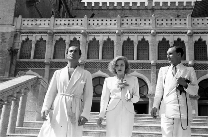 Al centro: Marlene Dietrich in occasione della V Mostra del Cinema. Lido di Venezia, Hotel Excelsior, 1937 Reale Fotografia Giacomelli © Comune di Venezia – Archivio della Comunicazione