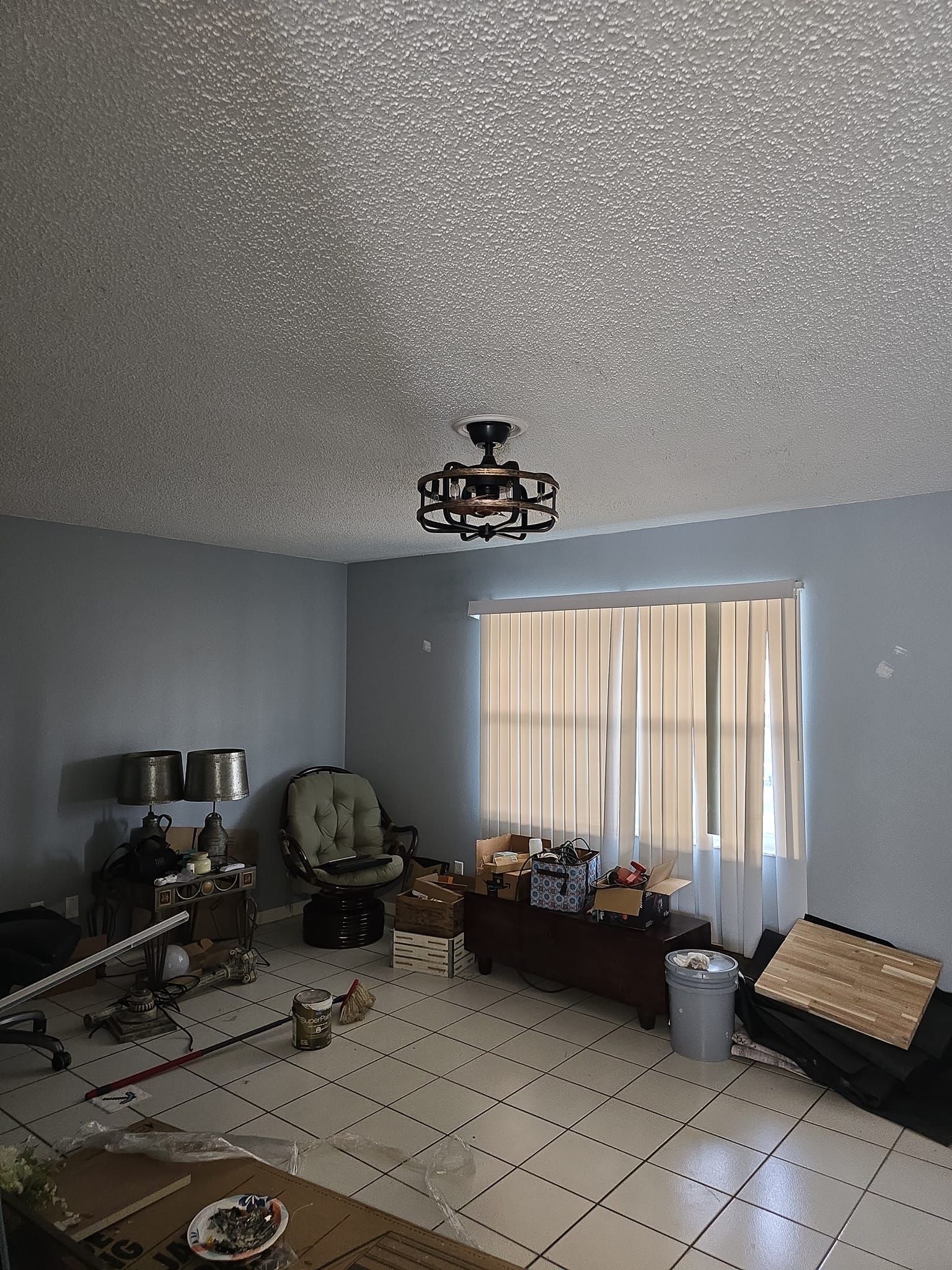 A living room filled with furniture and a ceiling fan.