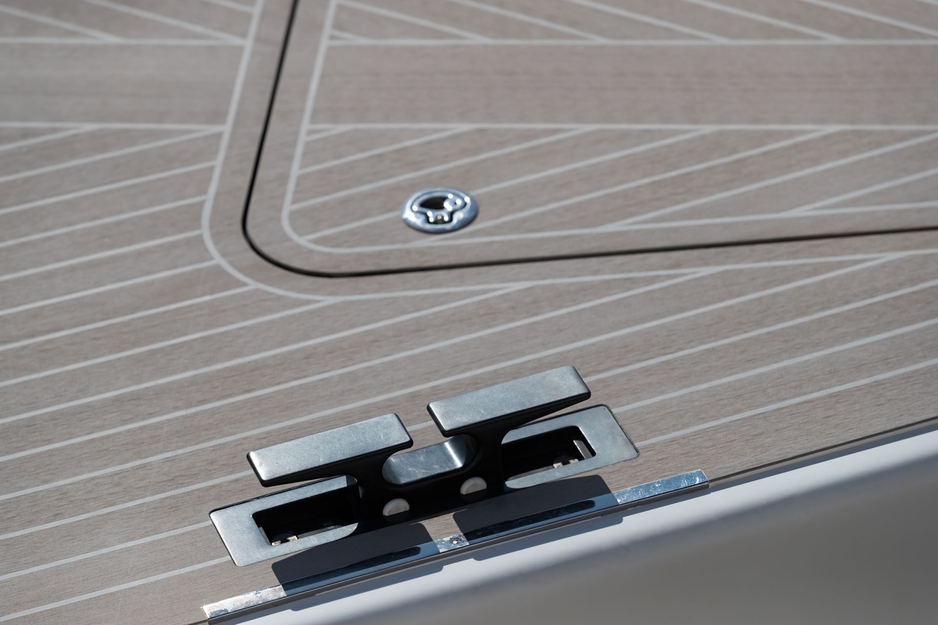 Pont de bateau avec taquet encastré et petit accessoire de pont.
