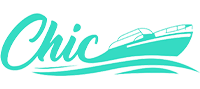Inscription cursive turquoise « Chic » avec une illustration de bateau sur les vagues.