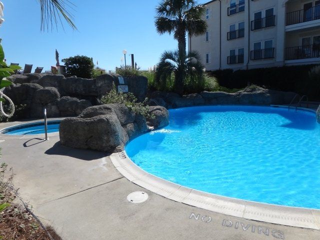 A large swimming pool with a sign that says no diving