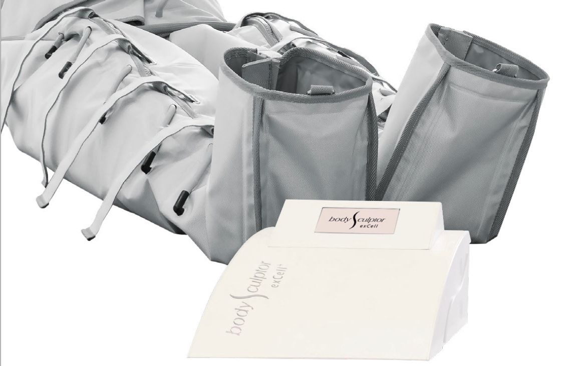 Graue, isolierte Tragetasche mit herausnehmbarem Beutel neben einer Packung gefalteter weißer Papierservietten
