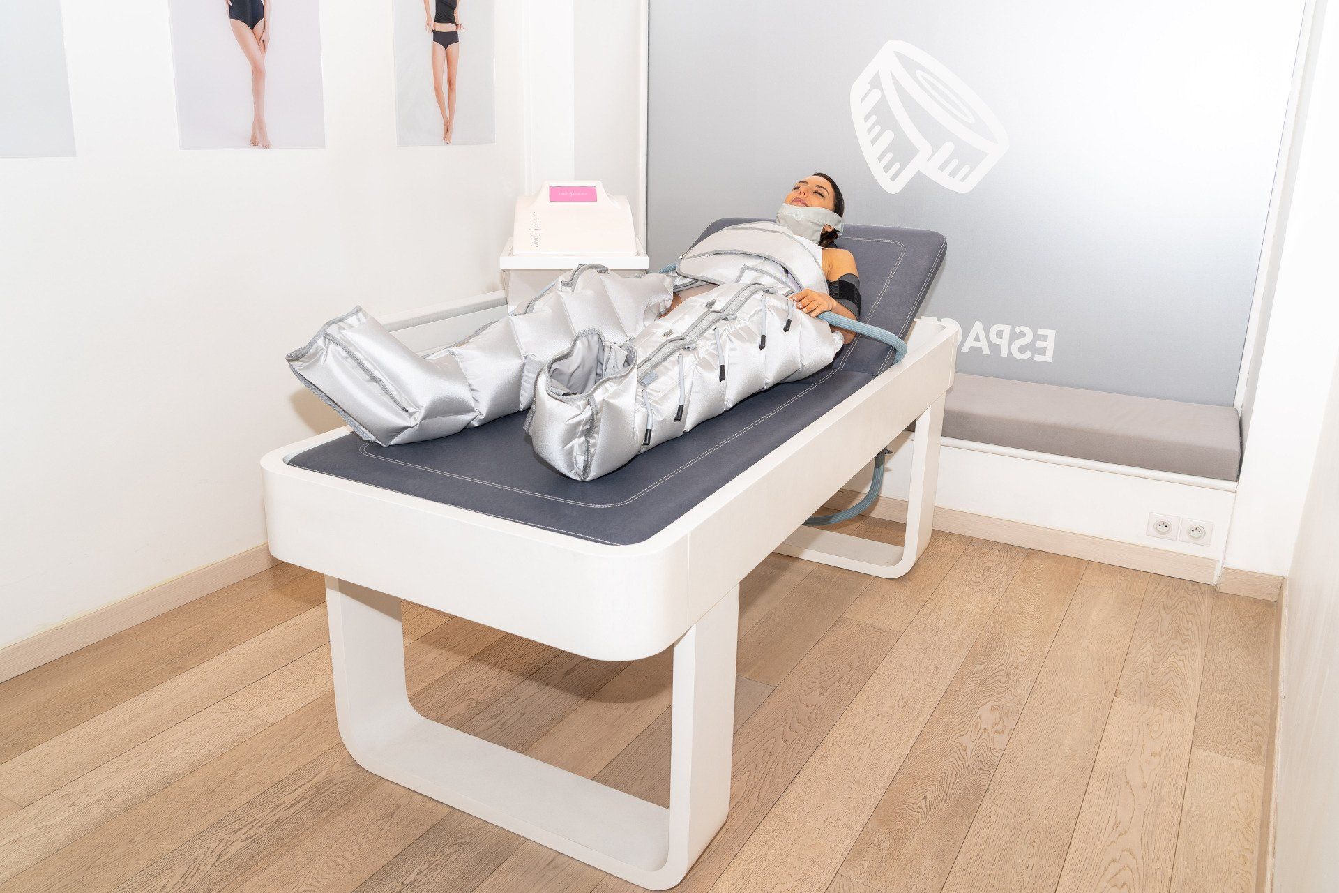 Eine Person liegt mit einem Sack an den Beinen auf einem Bett.