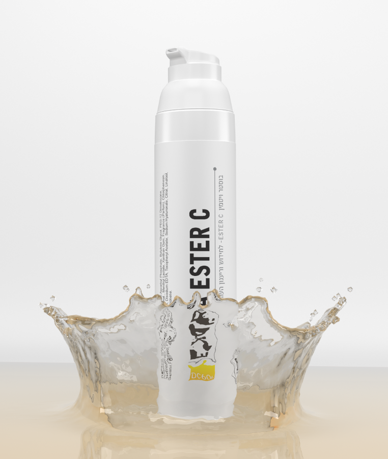 Weiße Kosmetikflasche mit der Aufschrift „ESTER C“ spritzt vor hellem Hintergrund ins Wasser.