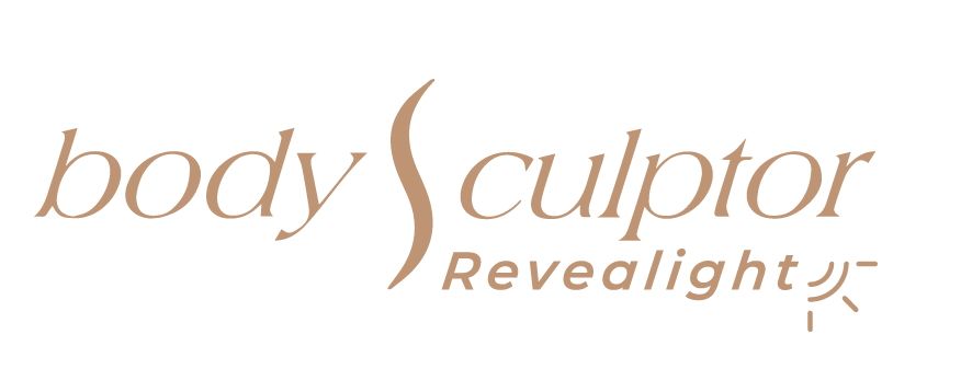 Body Sculptor ReVeaLight-Logo in Beige mit stilisiertem Text und Figurensymbol