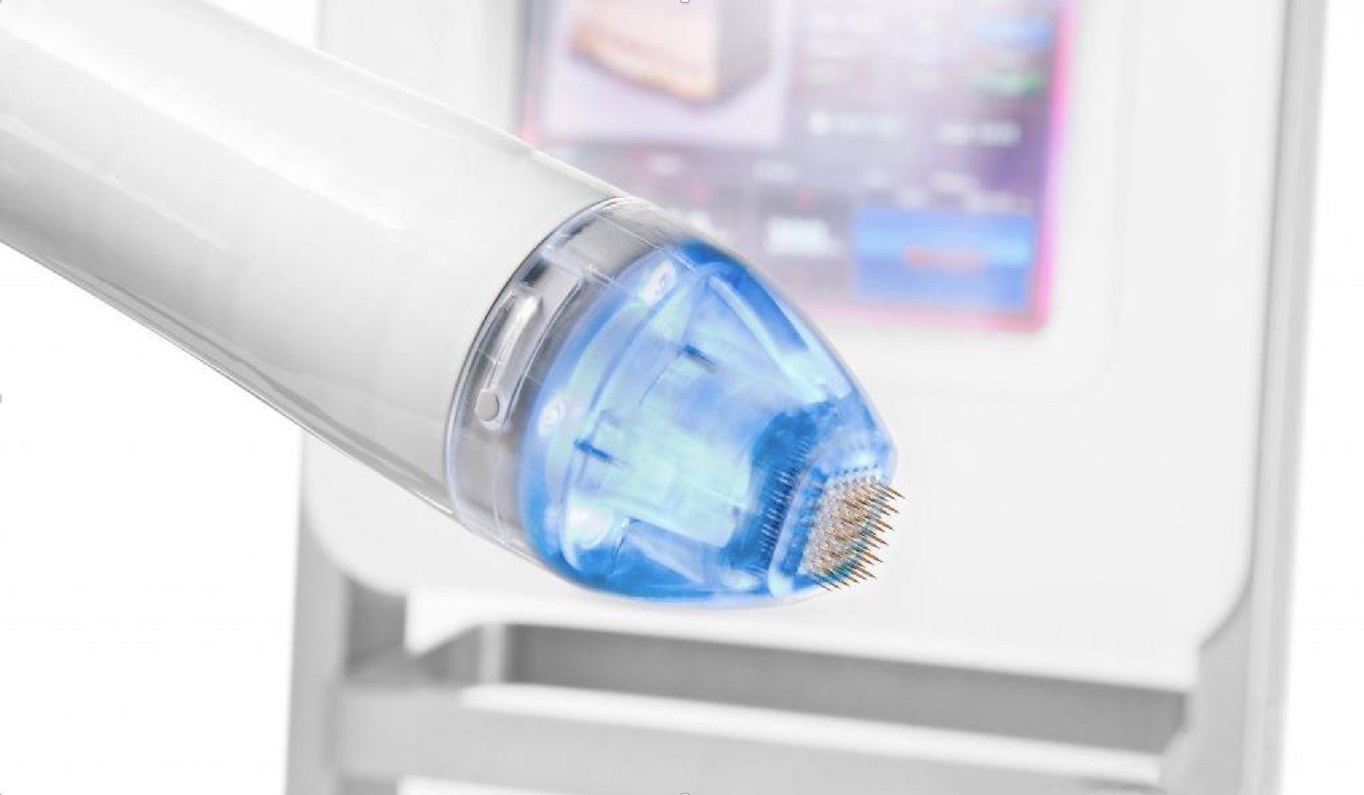 Elektrische Zahnbürste mit blauem, transparentem Bürstenkopf und Borsten, Nahaufnahme vor weißem Hintergrund