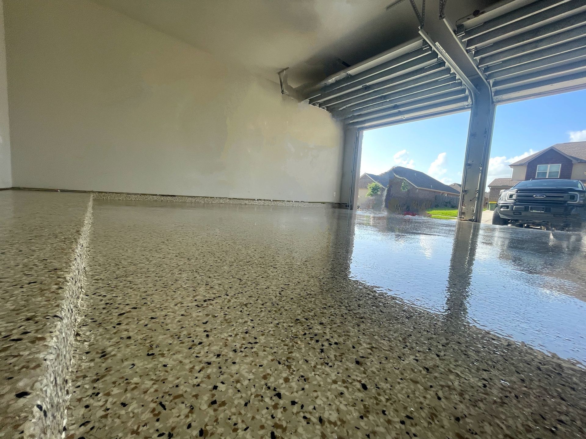 Shoreline Flake Polyaspartic Garage Floor Picture