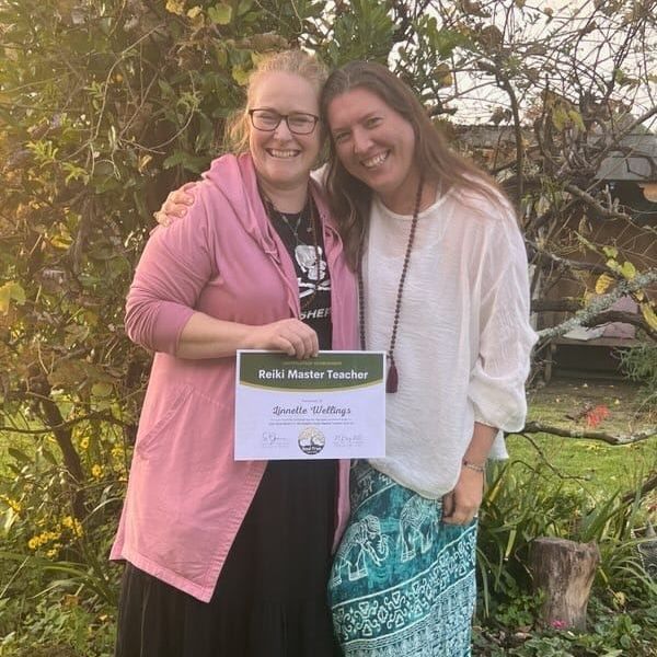 Picture of Linnette Wellings with her Reiki Teacher Sirpa Gunn