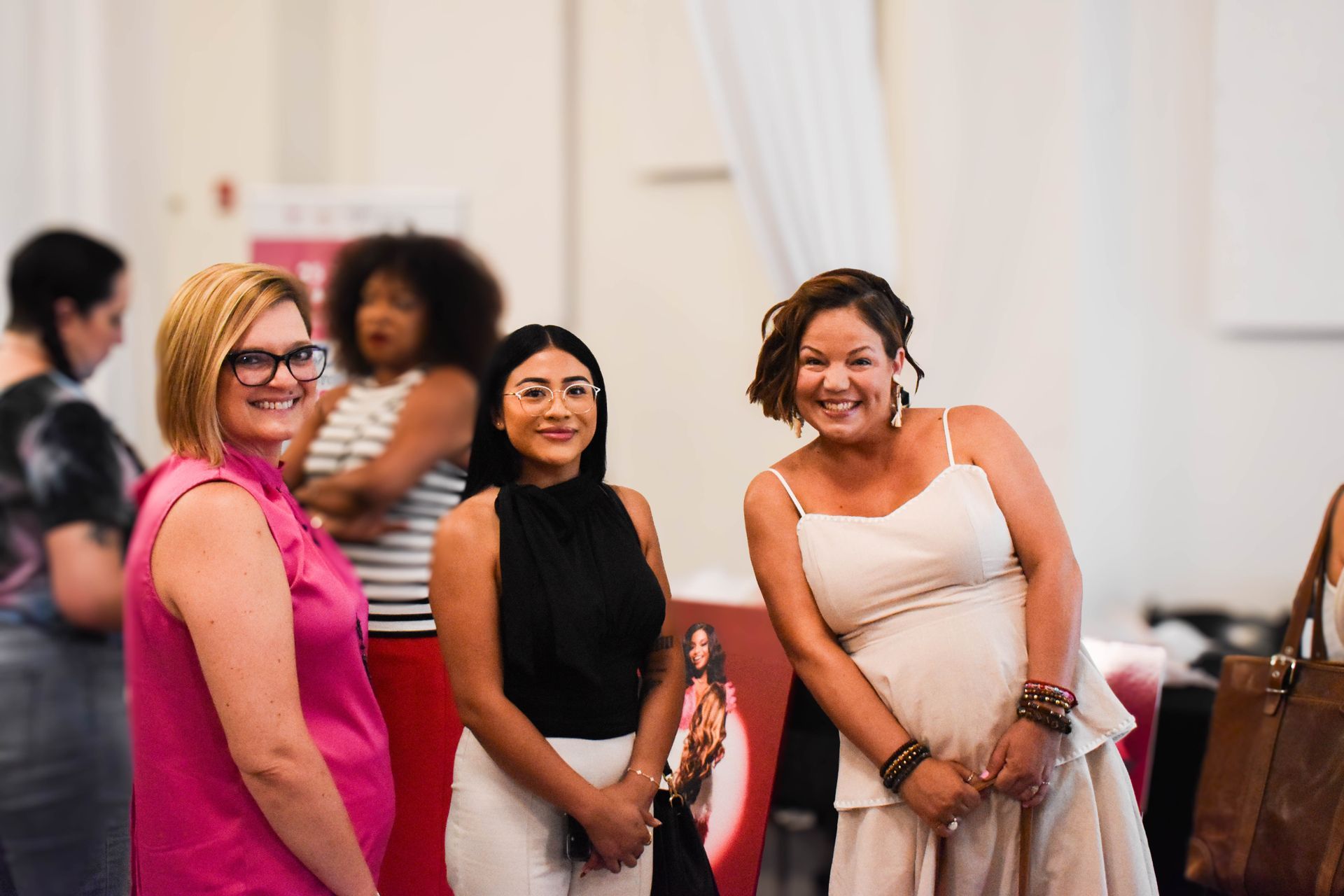 callie carr with wedding tradeshow guests