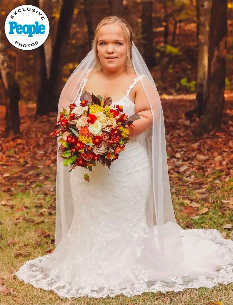 bridal portrait with fall foliage and bouquet