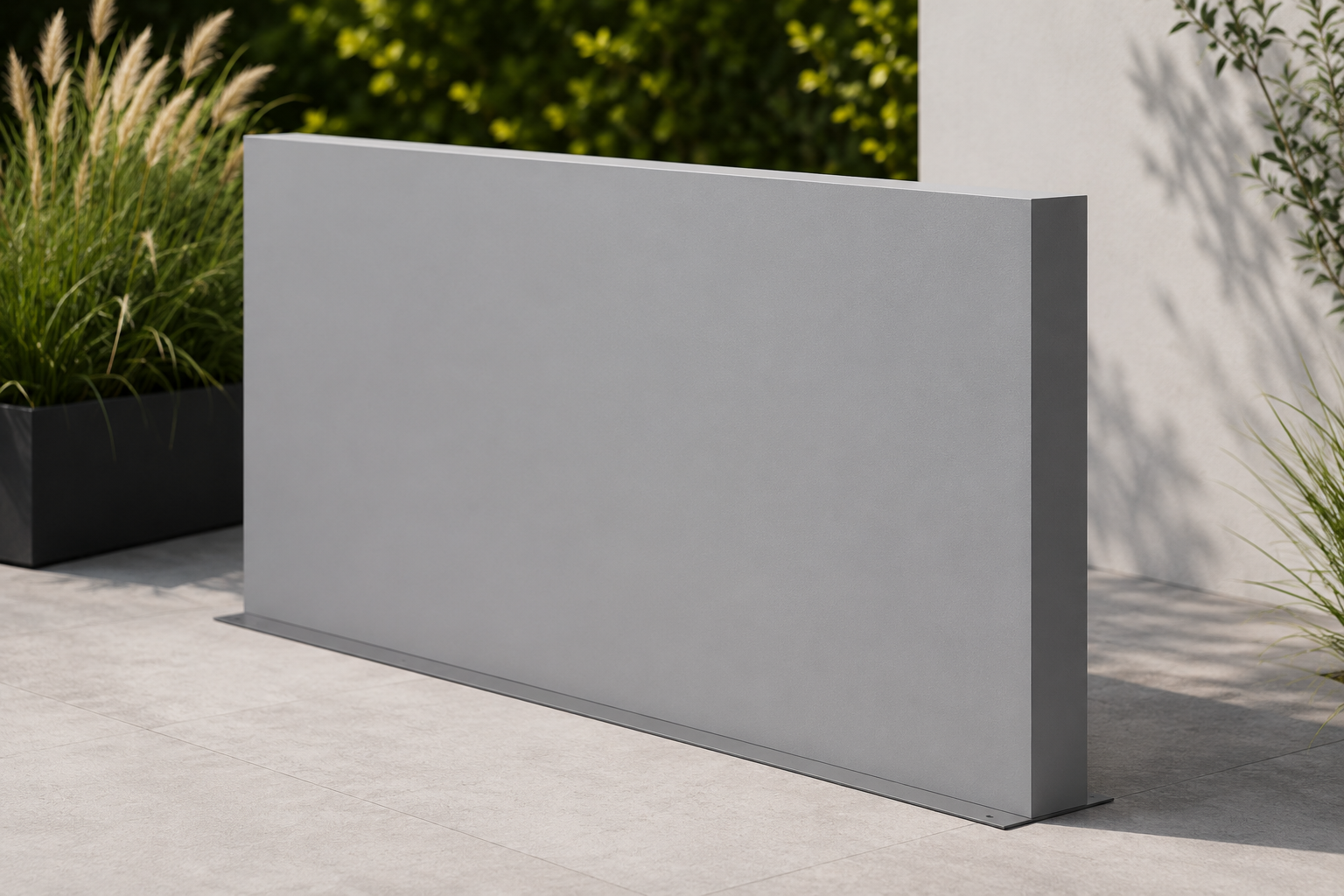Grijze polyester tuinwand op maat voor moderne tuin