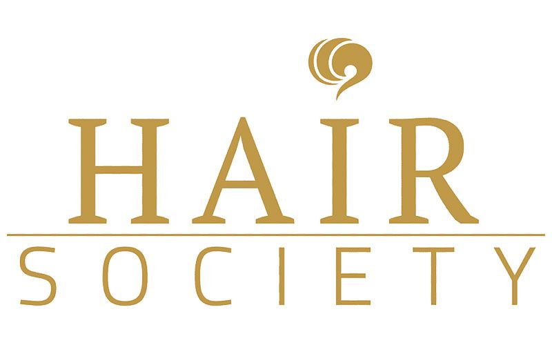 Logo di Hair Society in caratteri serif dorati con un'icona stilizzata di capelli sopra.