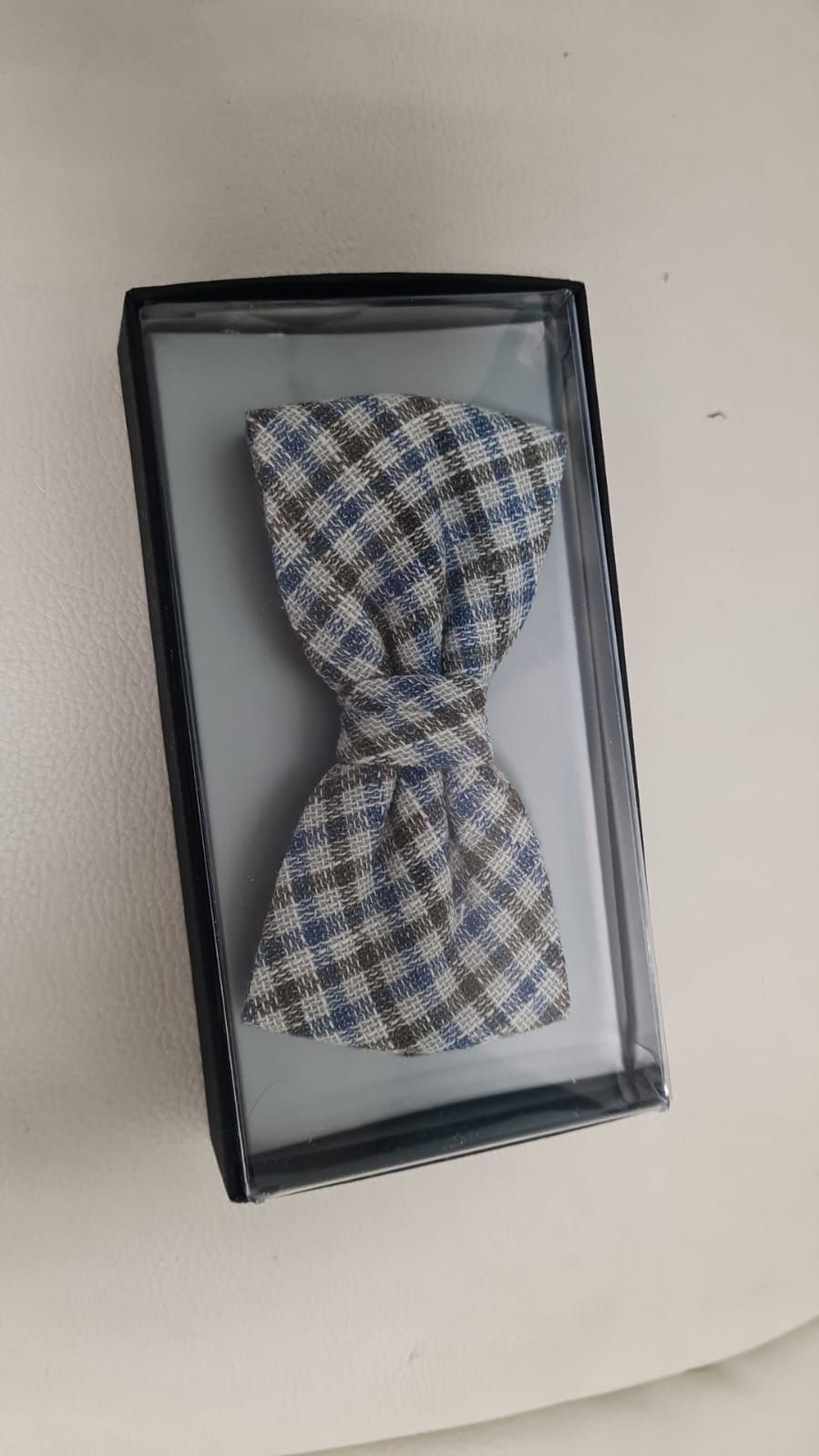 Eine Fliege liegt in einer Schachtel auf einem Tisch.