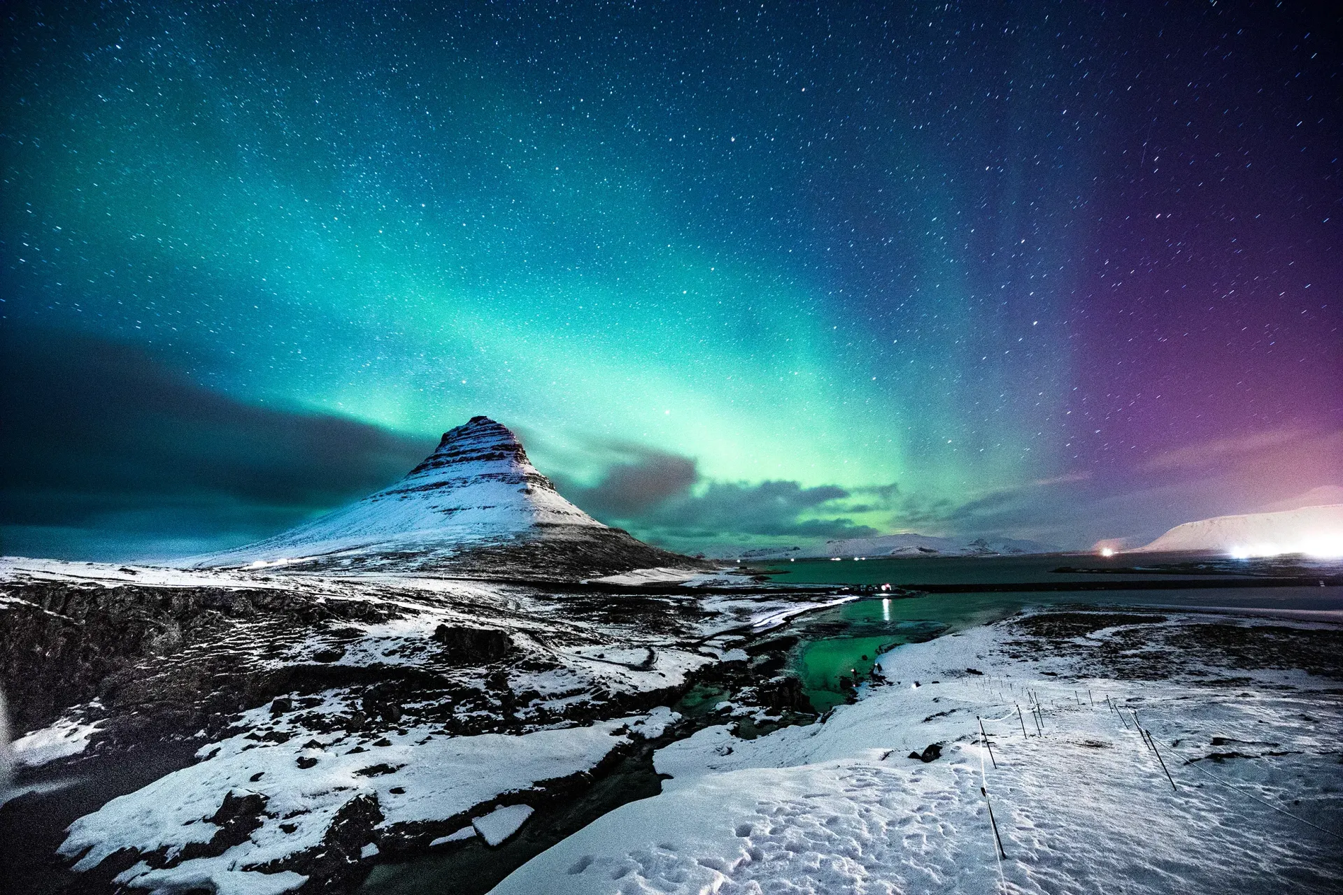 Northern Lights Minibus Tour. Blankets, Hot Cocoa and Kleina pastry. Free retry.