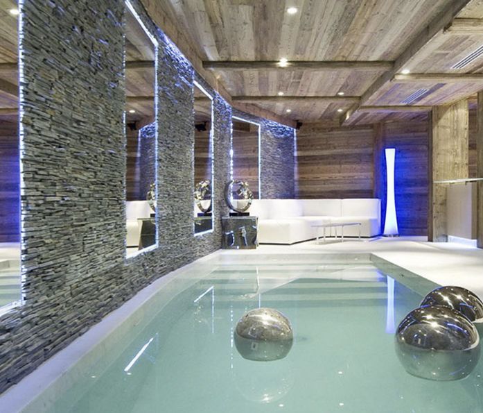 Una grande stanza con piscina e divano
