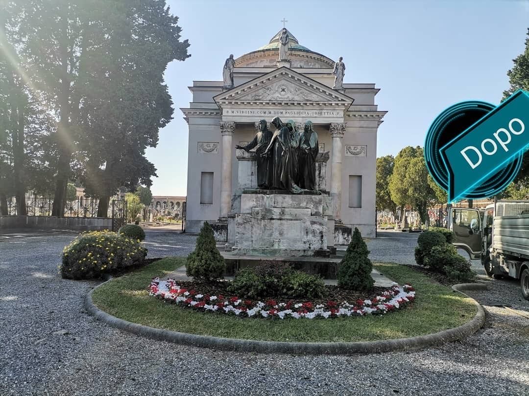 Una statua di fronte a un edificio con un cartello che dice dopo