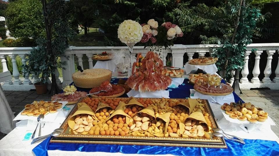 Un tavolo con tanto cibo sopra
