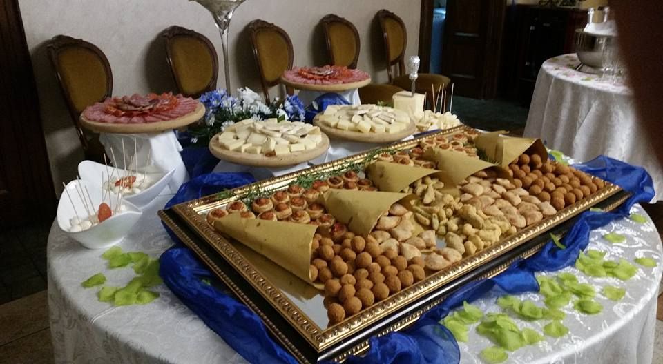 Un tavolo con una varietà di cibo sopra