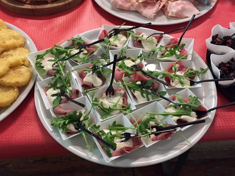 Un piatto di cibo con cucchiai su un tavolo