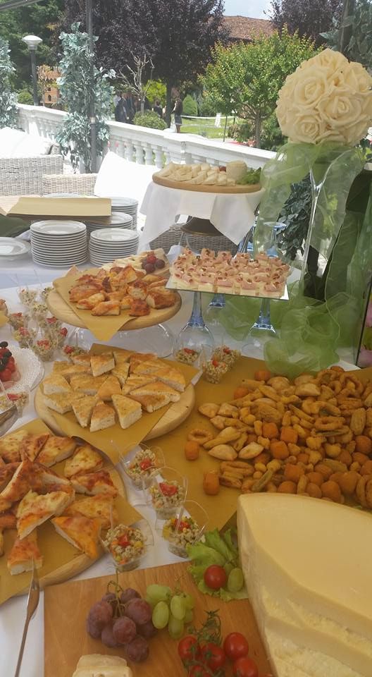 Ci sono molti tipi diversi di cibo sulla tavola.