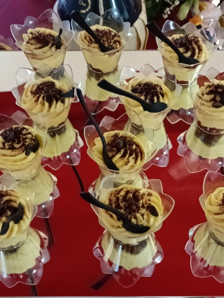 Una mostra di dolci con cucchiaini dentro