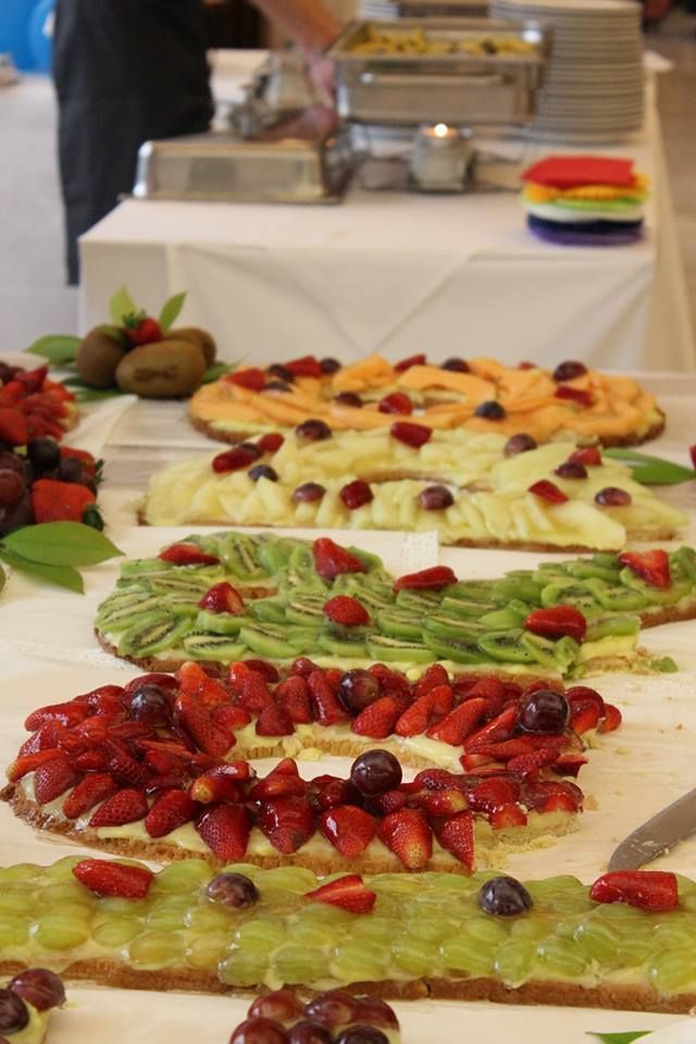 Un tavolo sormontato da una varietà di crostate di frutta.