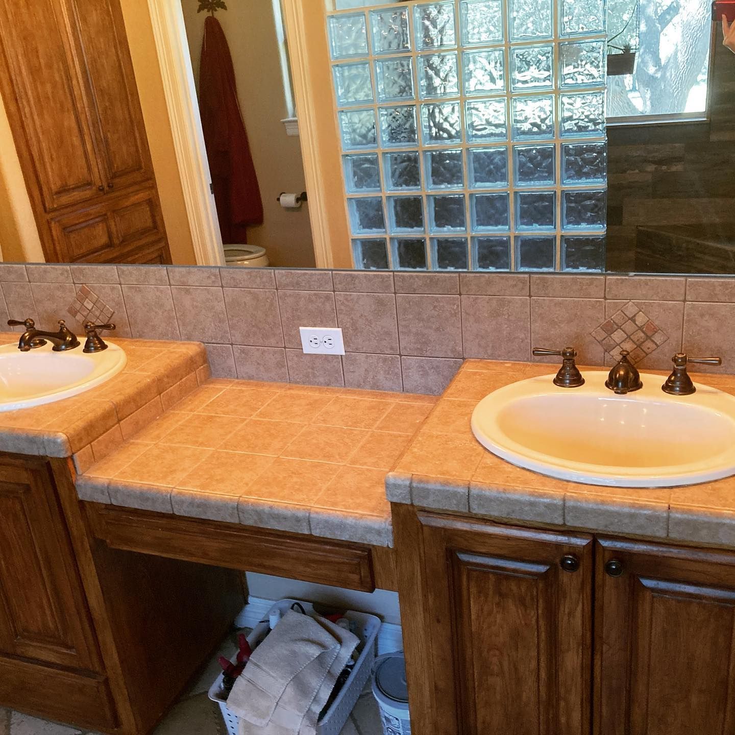 A bathroom with two sinks and a mirror