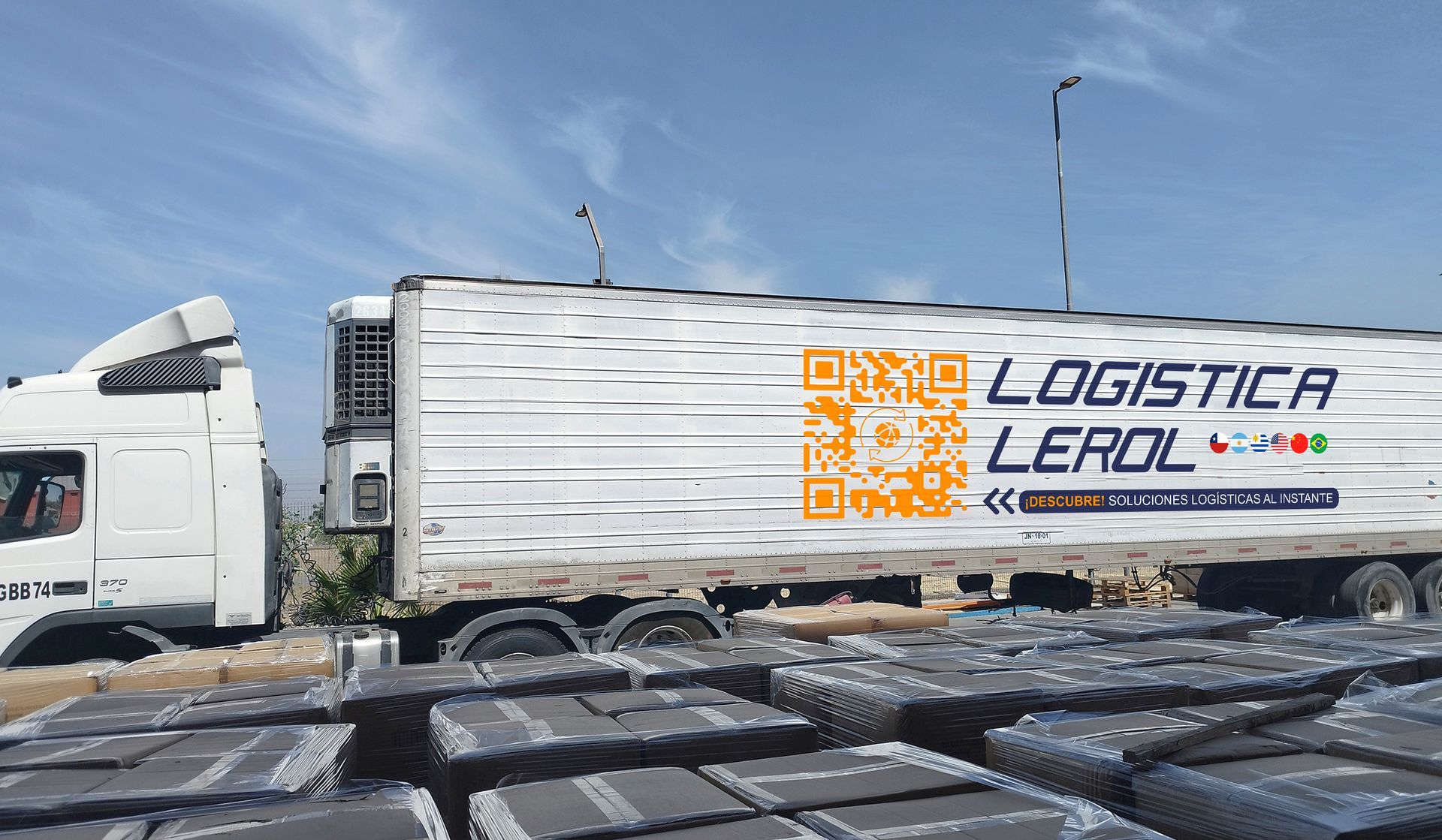 Un camión blanco con la palabra logistica en el costado está estacionado junto a una pila de ladrillos.