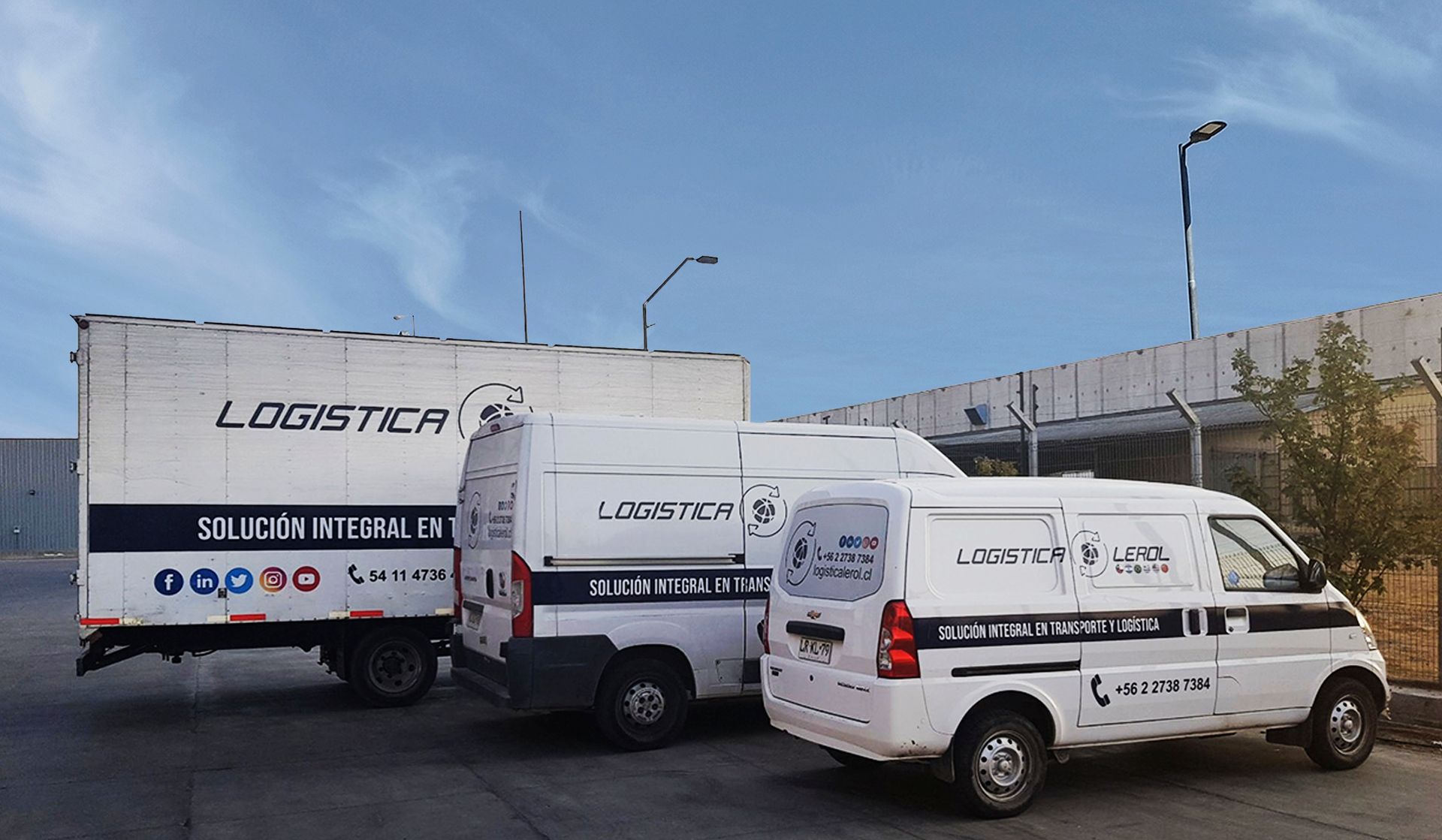 Dos furgonetas blancas están estacionadas una al lado de la otra en un estacionamiento.
