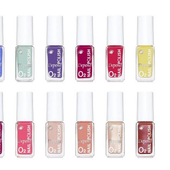 Een rij OPI-nagellakflesjes in pastel- en juweeltinten, gerangschikt op een witte achtergrond.