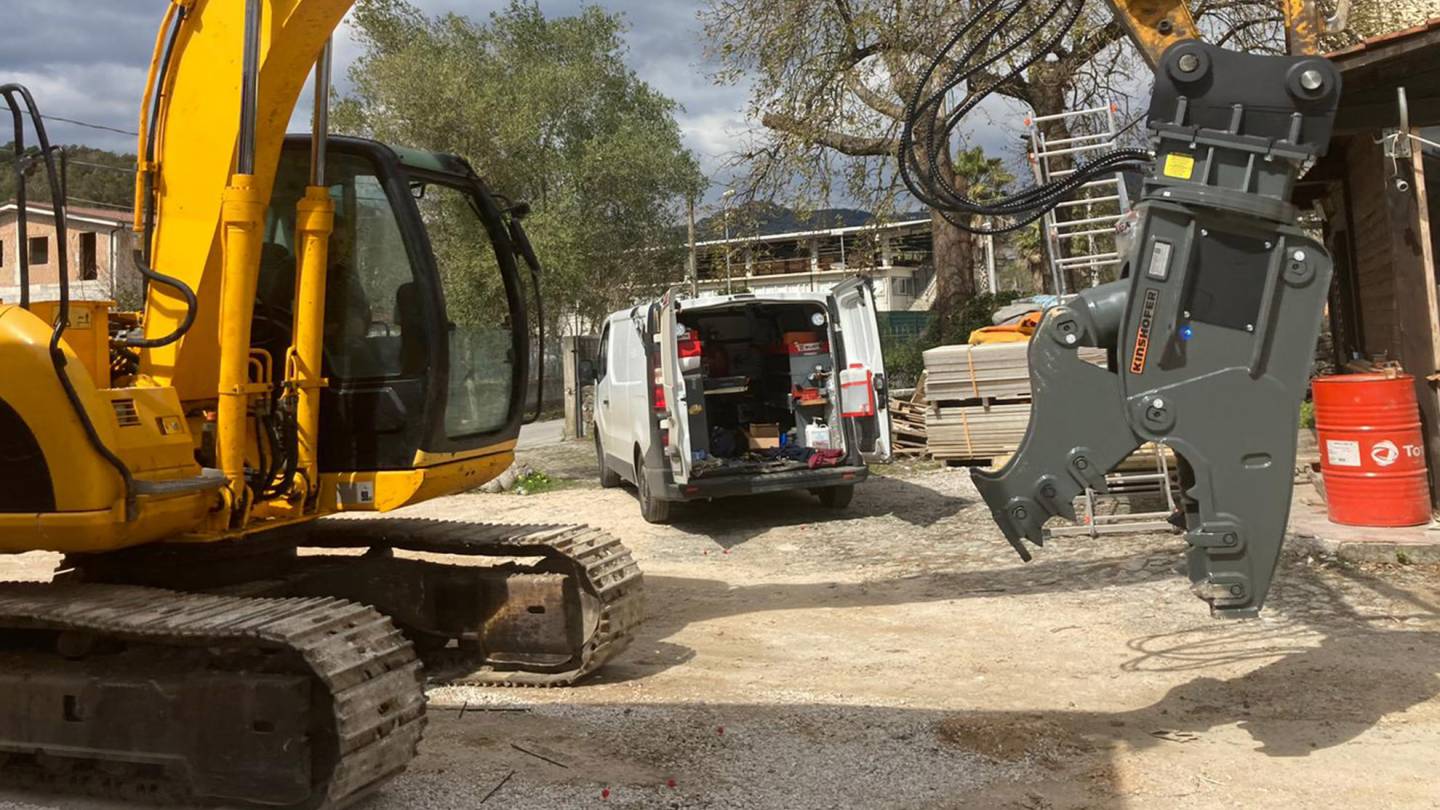 demolitore in cantiere