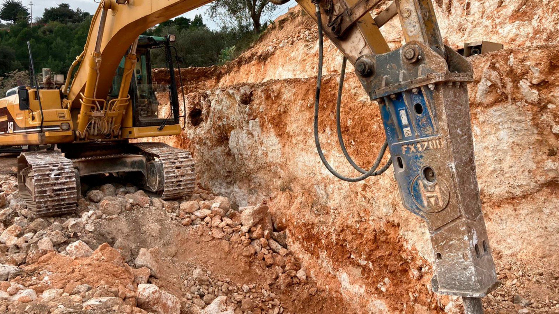 demolitore idraulico in cantiere